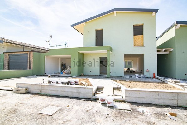 casa indipendente in vendita a Voghera