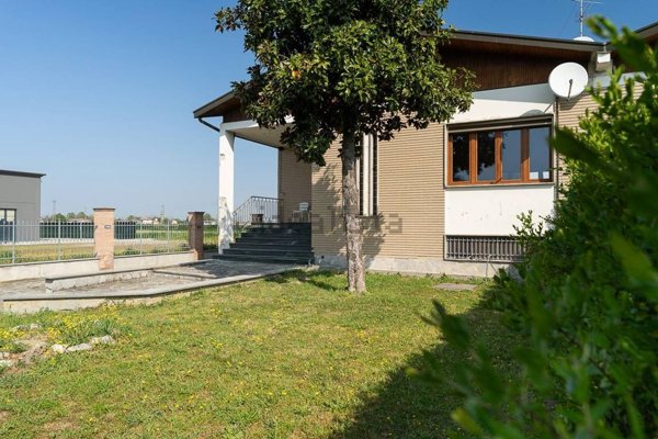 casa indipendente in vendita a Voghera