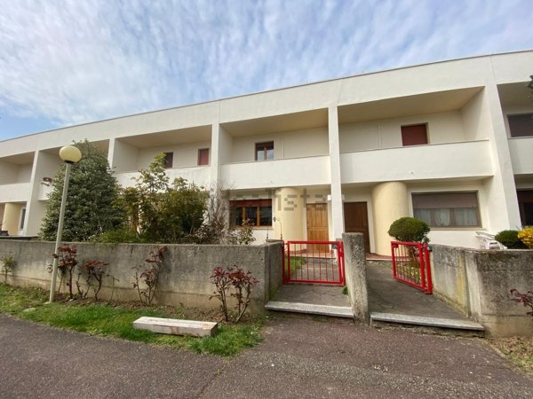 casa indipendente in vendita a Voghera