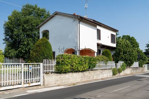 casa indipendente in vendita a Voghera in zona Valle