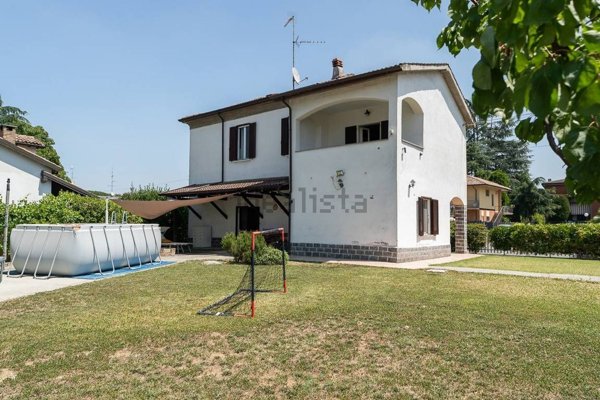 casa indipendente in vendita a Voghera in zona Valle