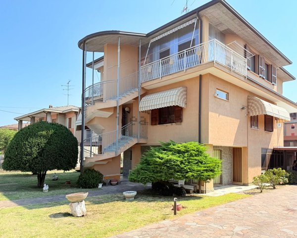 casa indipendente in vendita a Voghera