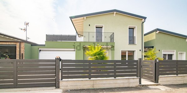 casa indipendente in vendita a Voghera