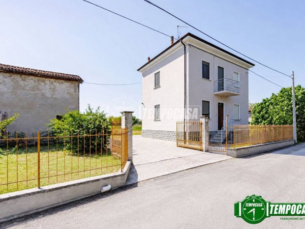 casa indipendente in vendita a Voghera in zona Medassino