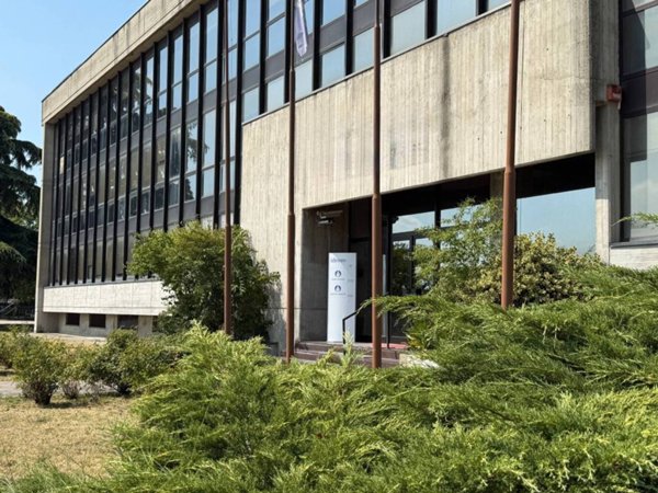 locale commerciale in vendita a Voghera in zona Medassino