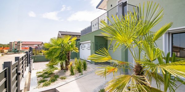 casa indipendente in vendita a Voghera