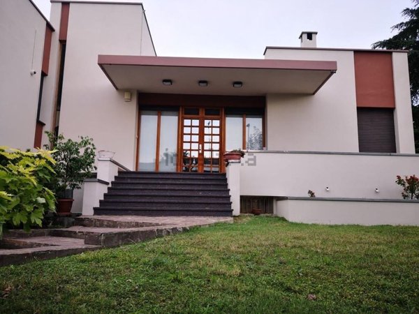 casa indipendente in vendita a Voghera