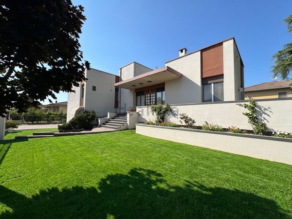 casa indipendente in vendita a Voghera