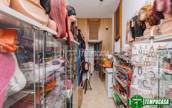 negozio in vendita a Voghera