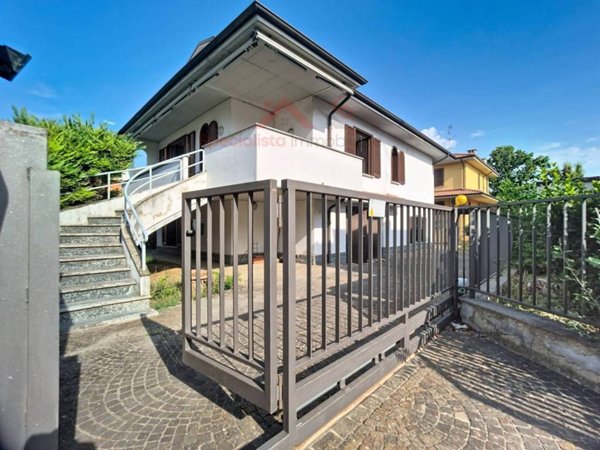 casa indipendente in vendita a Voghera