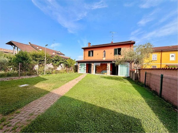 casa indipendente in vendita a Voghera