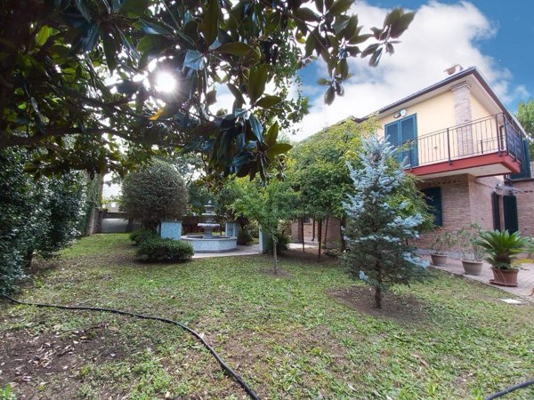 casa indipendente in vendita a Voghera