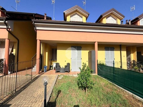 casa indipendente in vendita a Voghera