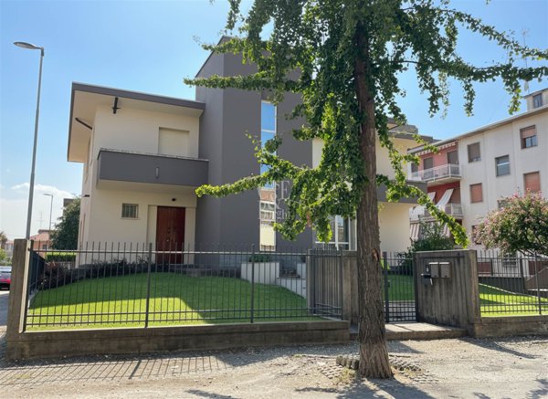 casa indipendente in vendita a Voghera