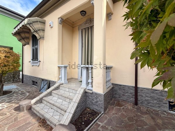 casa indipendente in vendita a Voghera