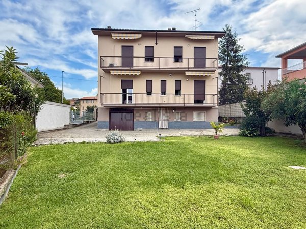 casa indipendente in vendita a Voghera
