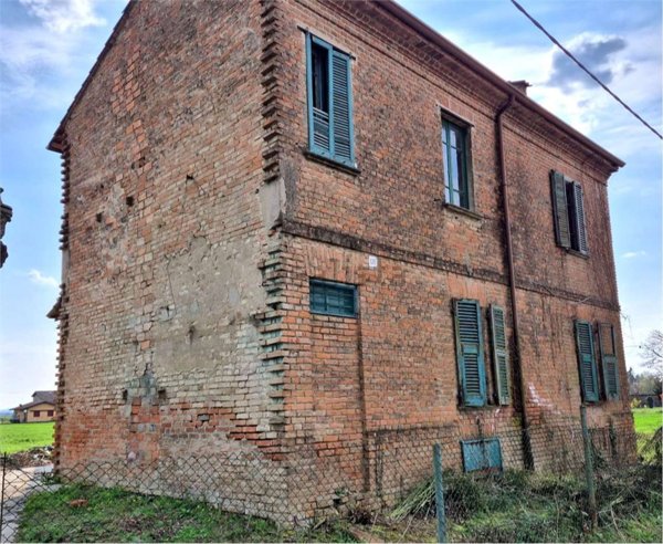 casa indipendente in vendita a Voghera