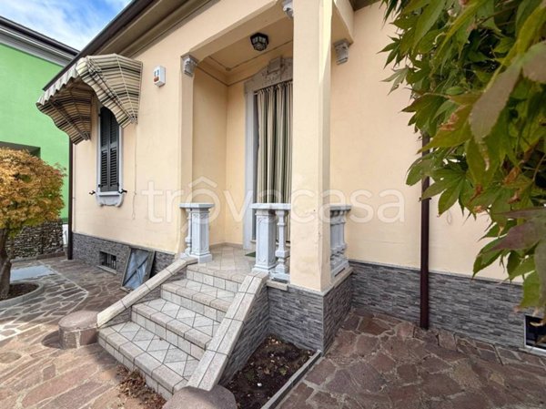 casa indipendente in vendita a Voghera