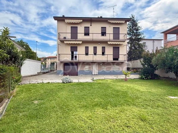 casa indipendente in vendita a Voghera