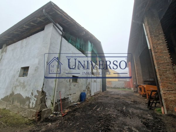 casale in vendita a Voghera in zona Medassino