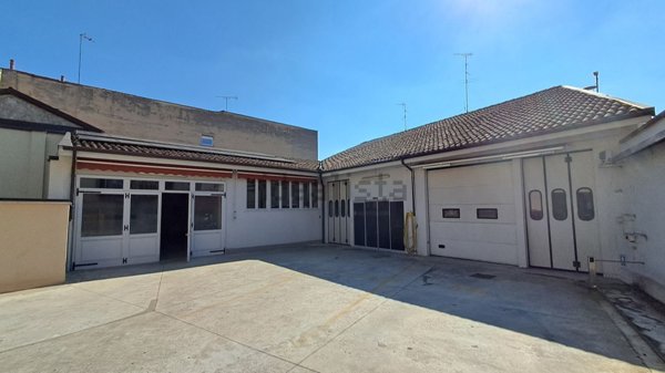 capannone in vendita a Voghera
