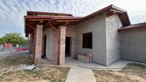 casa indipendente in vendita a Voghera in zona Medassino