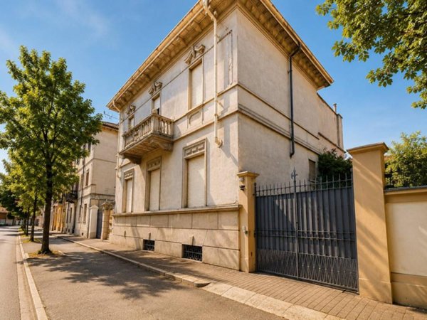 casa indipendente in vendita a Voghera