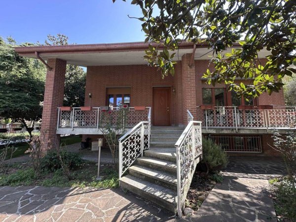 casa indipendente in vendita a Voghera