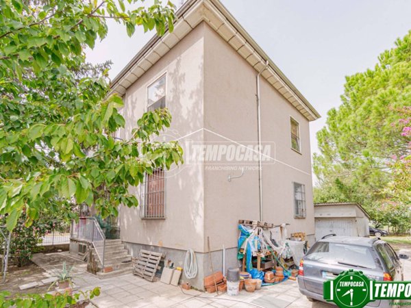 casa indipendente in vendita a Voghera in zona Medassino