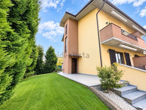 casa indipendente in vendita a Voghera