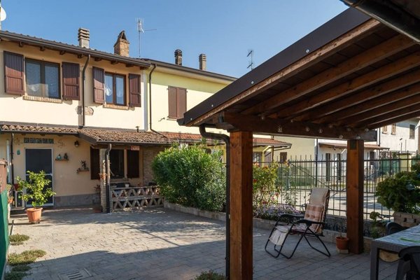 casa indipendente in vendita a Voghera