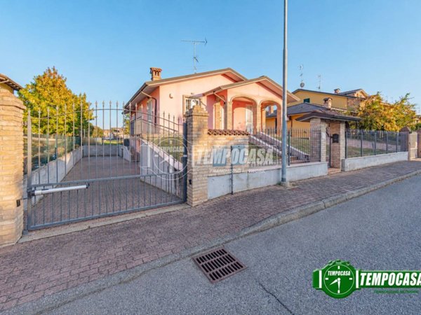 casa indipendente in vendita a Voghera