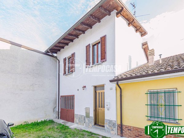 casa indipendente in vendita a Voghera in zona Oriolo