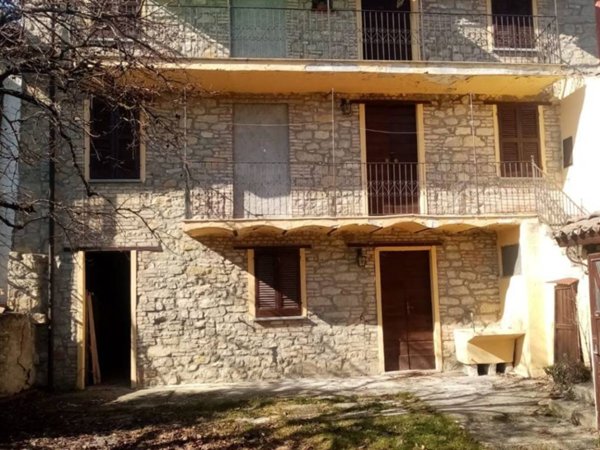 casa indipendente in vendita a Zavattarello in zona Rossone