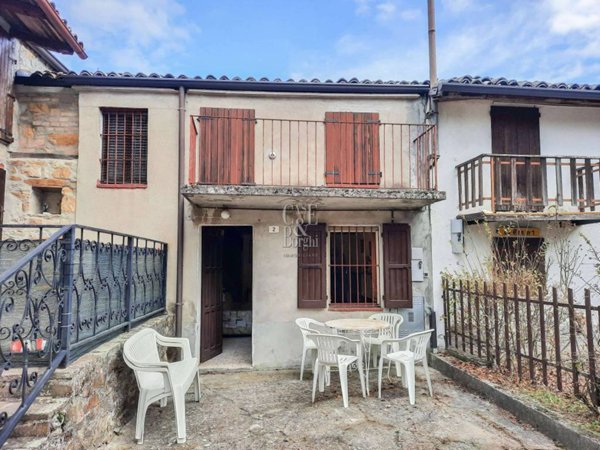 casa indipendente in vendita a Zavattarello in zona Pradelle
