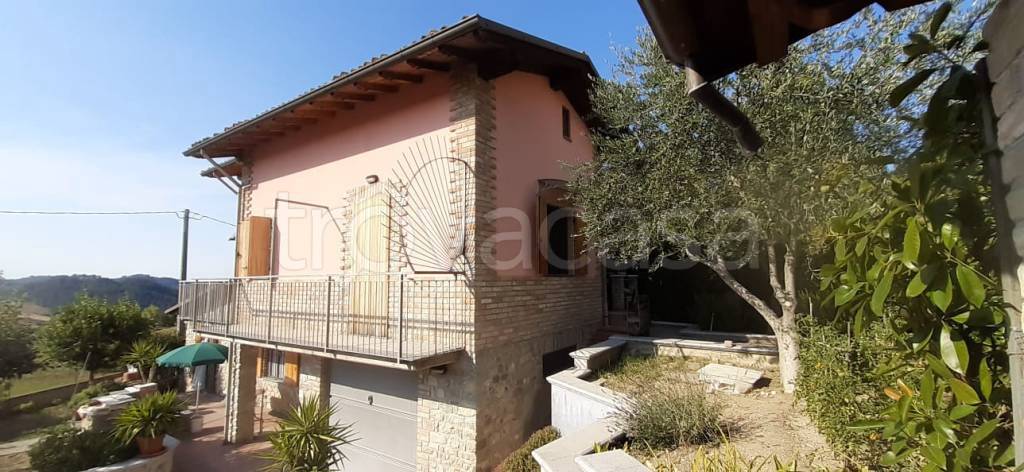 casa indipendente in vendita a Zavattarello in zona Crociglia