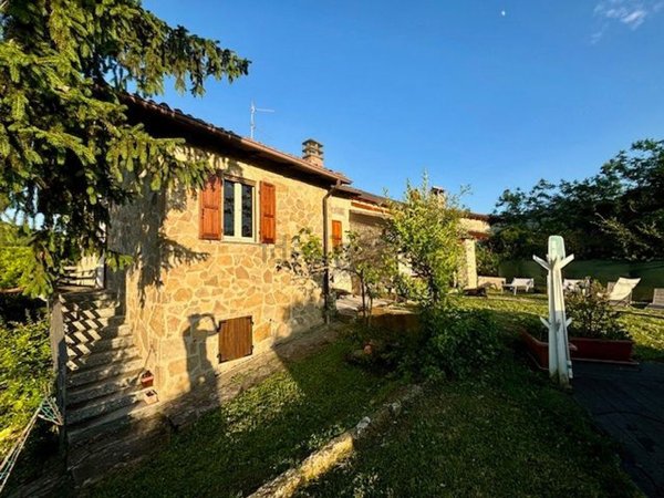 casa indipendente in vendita a Zavattarello in zona Ossenisio