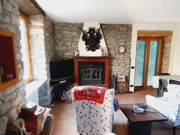 casa indipendente in vendita a Zavattarello