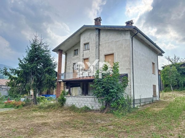 casa indipendente in vendita a Zavattarello in zona Ossenisio