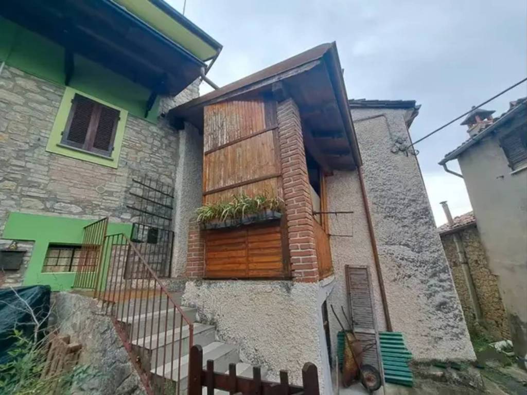 casa indipendente in vendita a Zavattarello in zona Crociglia