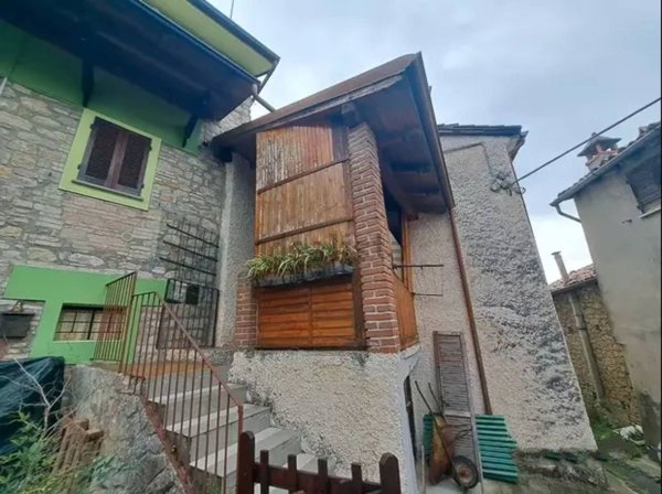 casa indipendente in vendita a Zavattarello