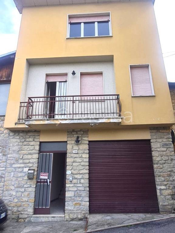 casa indipendente in vendita a Zavattarello in zona Crociglia