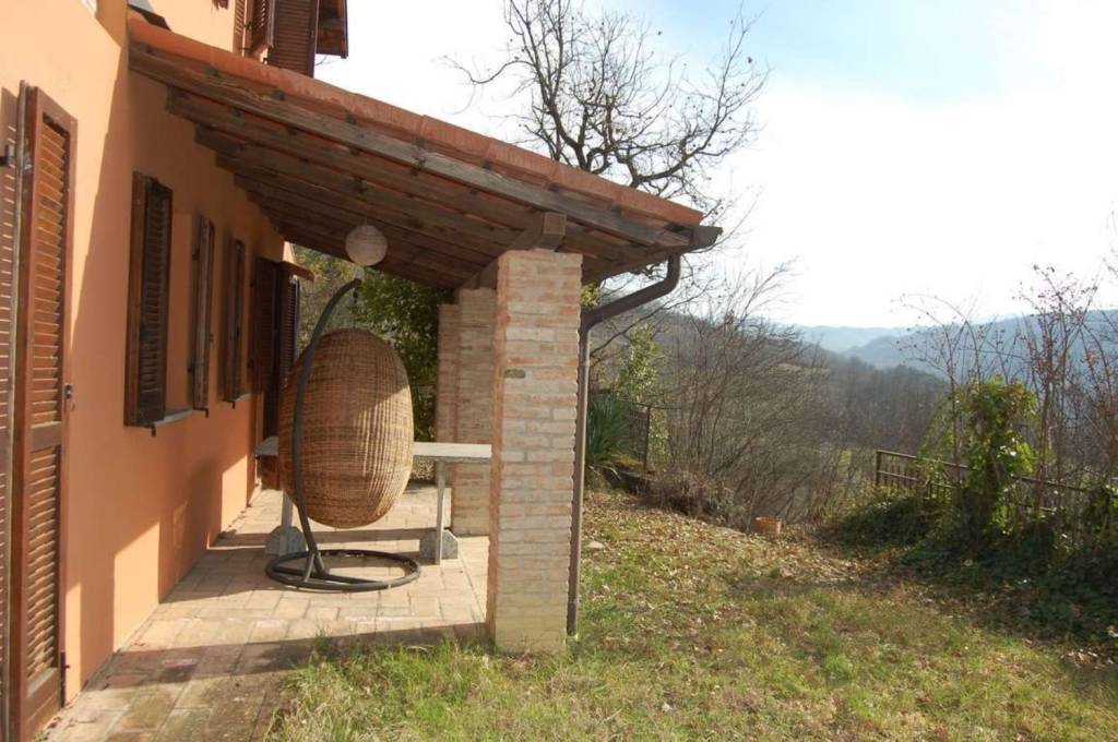 casa indipendente in vendita a Zavattarello in zona Ossenisio