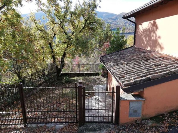 casa indipendente in vendita a Zavattarello in zona Ossenisio