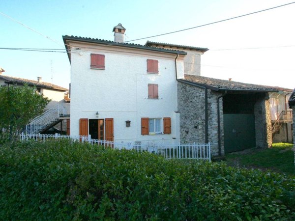 casa indipendente in vendita a Zavattarello in zona Lagagnolo