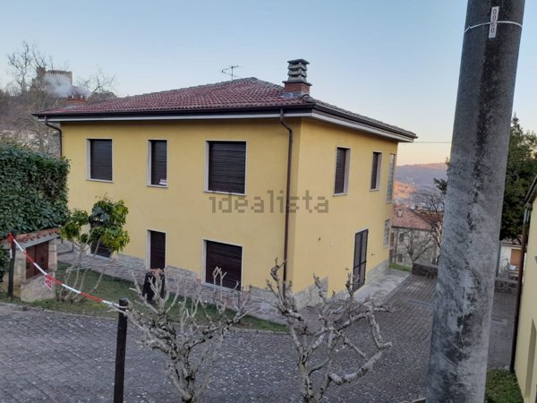 casa indipendente in vendita a Zavattarello