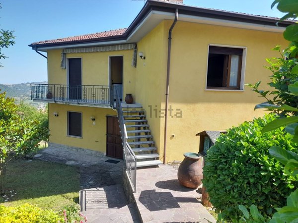 casa indipendente in vendita a Zavattarello