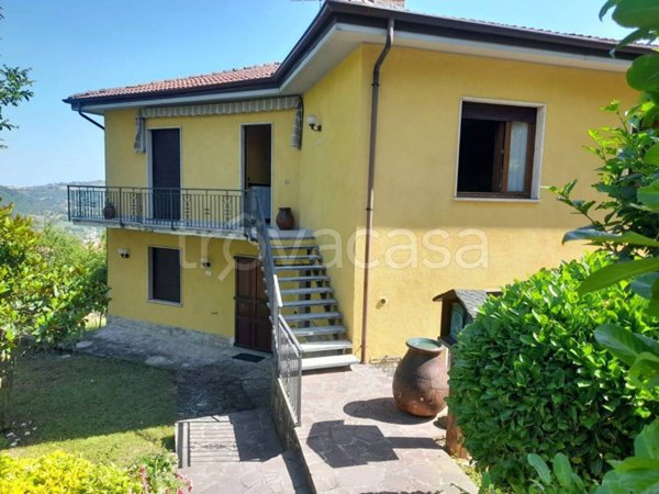 casa indipendente in vendita a Zavattarello