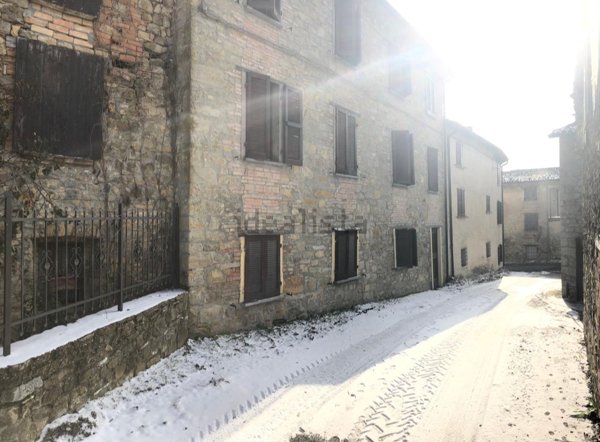 appartamento in vendita a Zavattarello in zona Rossone