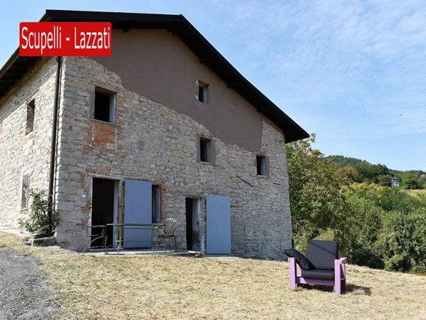 casa indipendente in vendita a Zavattarello